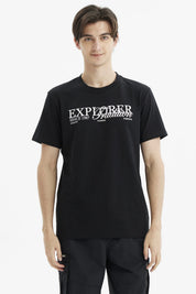 Polera negra de hombre con estampado frontal blanco Explorer Tradition en estilo tipográfico casual