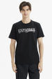Polera negra de hombre con estampado frontal blanco Explorer Tradition en estilo tipográfico casual