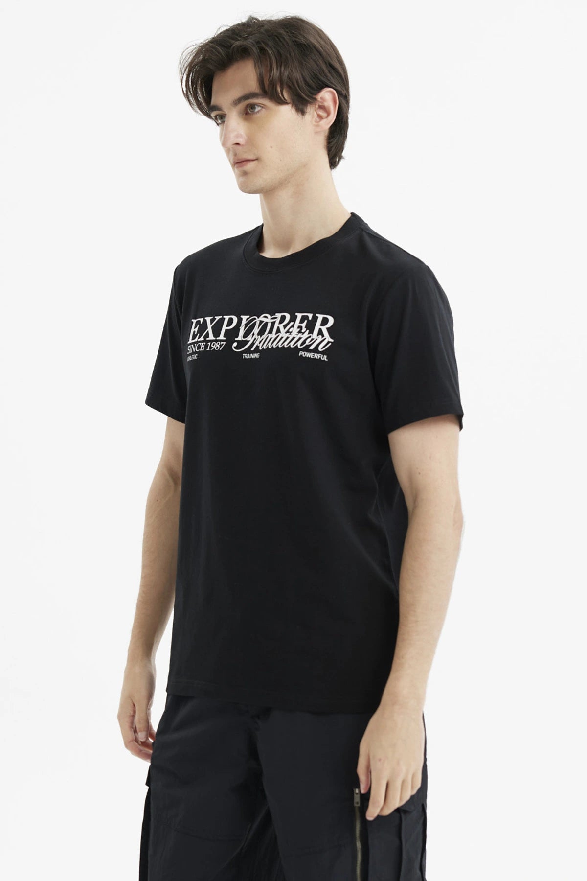 Polera negra de hombre con estampado frontal blanco Explorer Tradition en estilo tipográfico casual