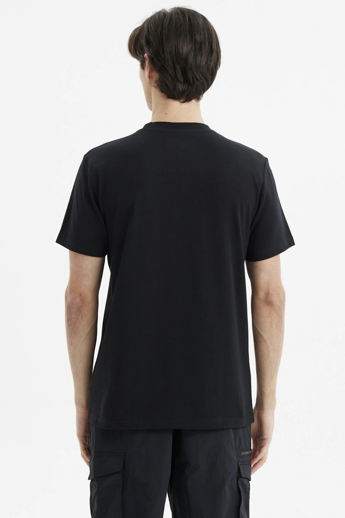 Polera negra de hombre con estampado frontal blanco Explorer Tradition en estilo tipográfico casual