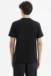 Polera negra de hombre con estampado frontal blanco Explorer Tradition en estilo tipográfico casual