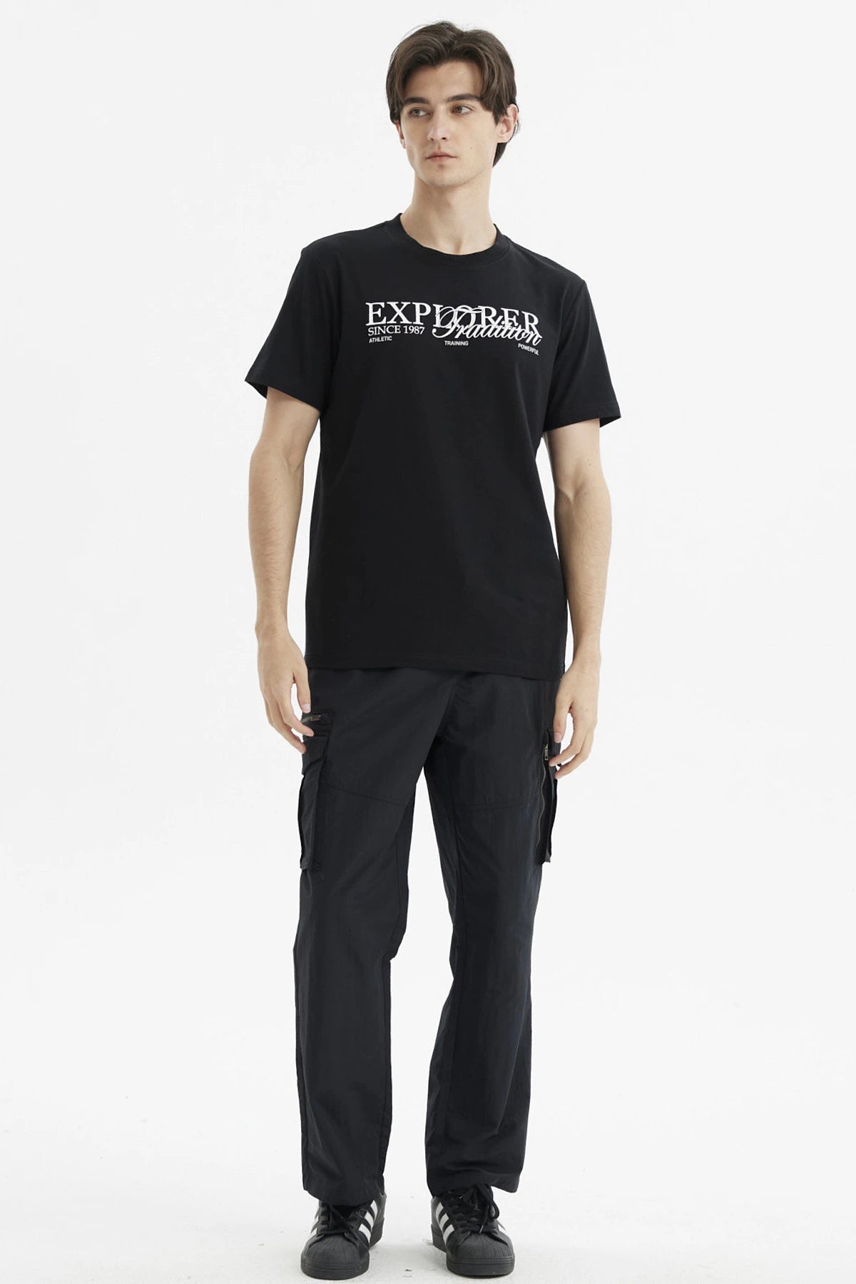 Polera negra de hombre con estampado frontal blanco Explorer Tradition en estilo tipográfico casual