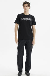 Polera negra de hombre con estampado frontal blanco Explorer Tradition en estilo tipográfico casual