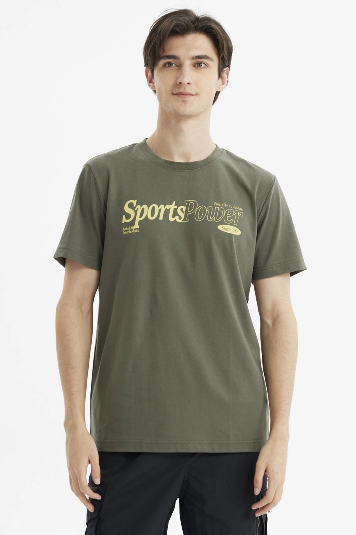 Polera hombre verde militar con estampa SportsPower en el pecho estilo urbano casual sin estampa adicional visible