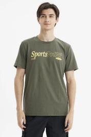 Polera hombre verde militar con estampa SportsPower en el pecho estilo urbano casual sin estampa adicional visible