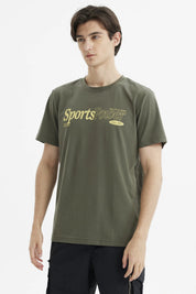 Polera hombre verde militar con estampa SportsPower en el pecho estilo urbano casual sin estampa adicional visible