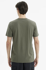 Polera hombre verde militar con estampa SportsPower en el pecho estilo urbano casual sin estampa adicional visible