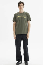 Polera hombre verde militar con estampa SportsPower en el pecho estilo urbano casual sin estampa adicional visible