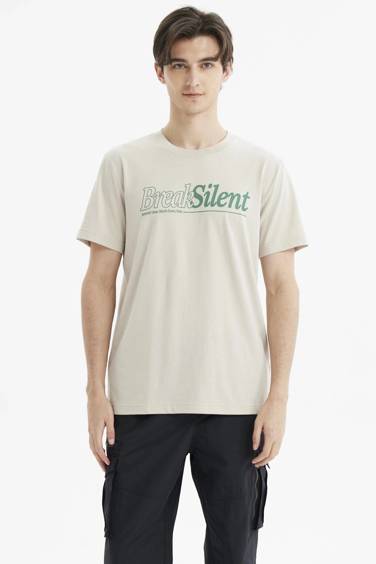 Polera beige de hombre con estampado grande "Break Silent" en el pecho estilo casual sin diseño adicional