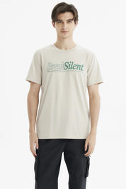 Polera beige de hombre con estampado grande "Break Silent" en el pecho estilo casual sin diseño adicional