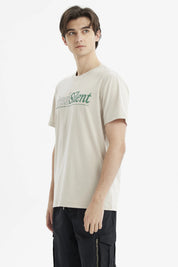 Polera beige de hombre con estampado grande "Break Silent" en el pecho estilo casual sin diseño adicional