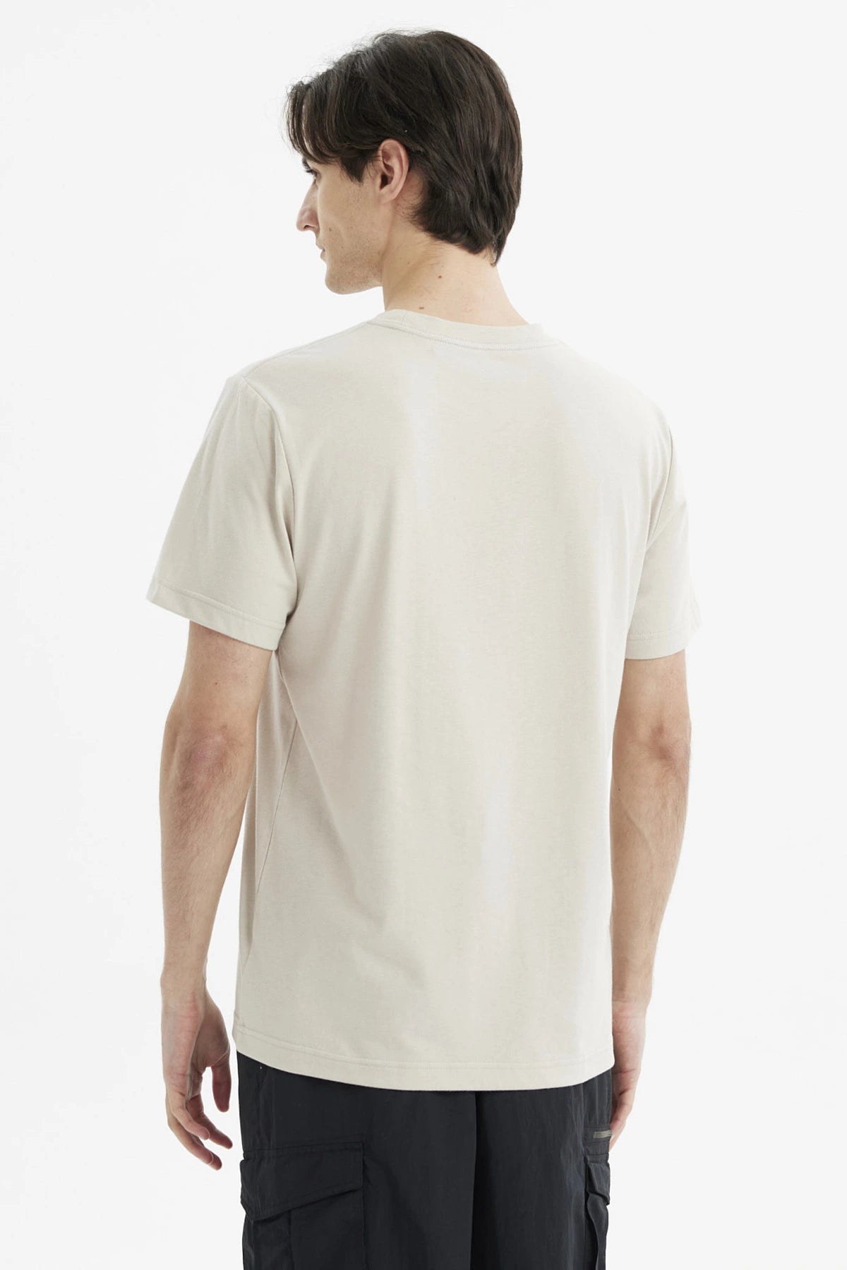 Polera beige de hombre con estampado grande "Break Silent" en el pecho estilo casual sin diseño adicional