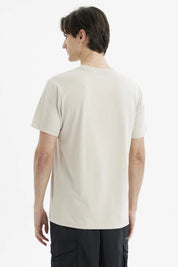 Polera beige de hombre con estampado grande "Break Silent" en el pecho estilo casual sin diseño adicional
