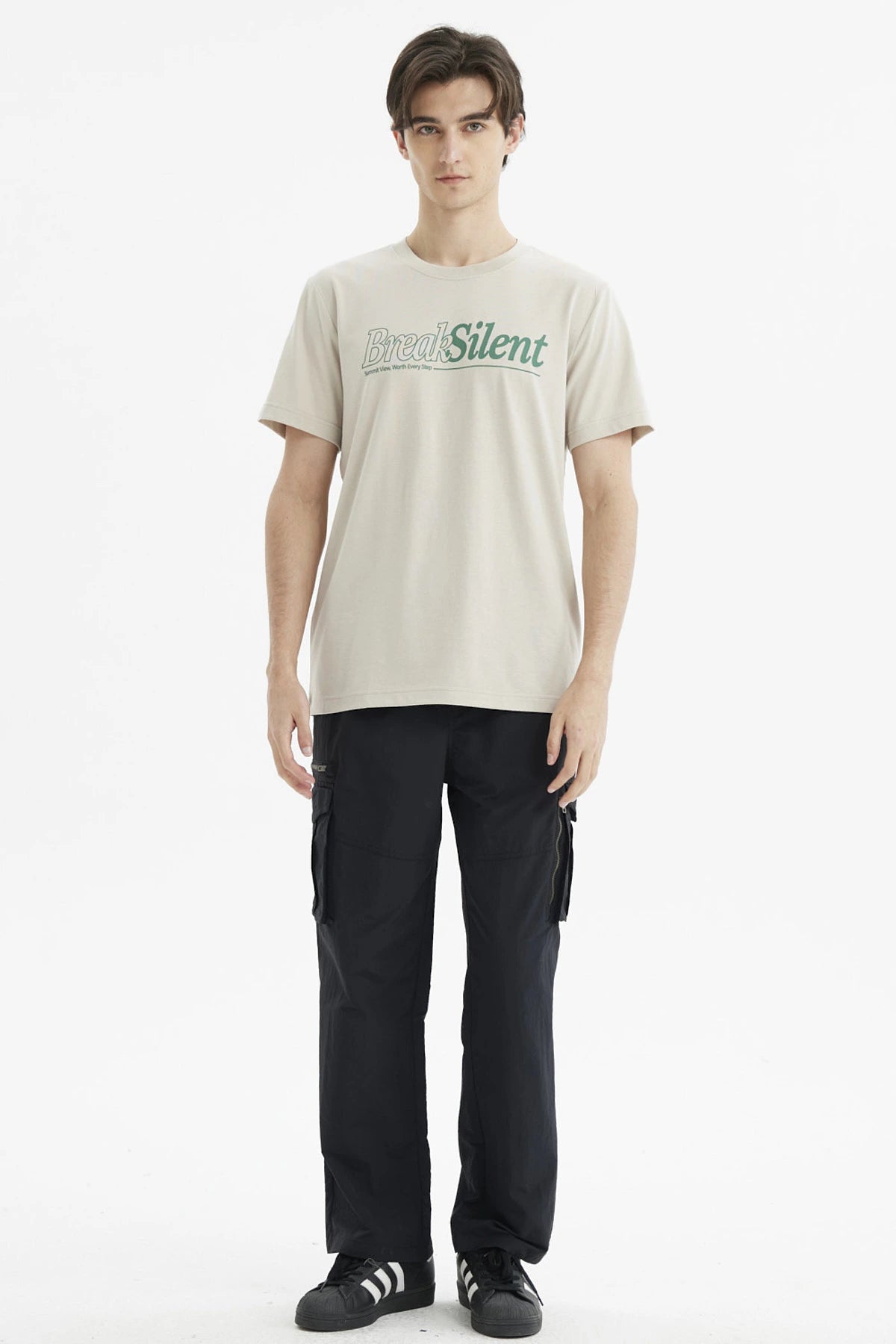 Polera beige de hombre con estampado grande "Break Silent" en el pecho estilo casual sin diseño adicional