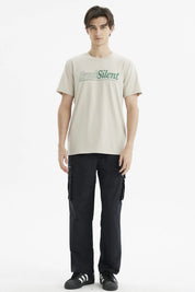Polera beige de hombre con estampado grande "Break Silent" en el pecho estilo casual sin diseño adicional