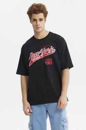 Polera negra juvenil con estampado New York Division en rojo y blanco estilo universitario al frente de tamaño mediano