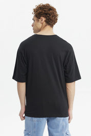 Polera negra juvenil con estampado New York Division en rojo y blanco estilo universitario al frente de tamaño mediano