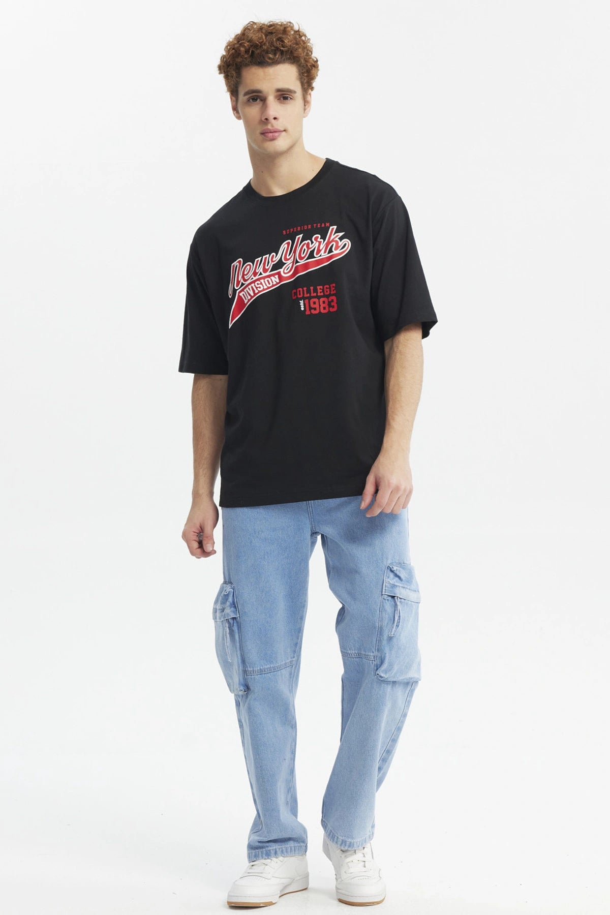 Polera negra juvenil con estampado New York Division en rojo y blanco estilo universitario al frente de tamaño mediano