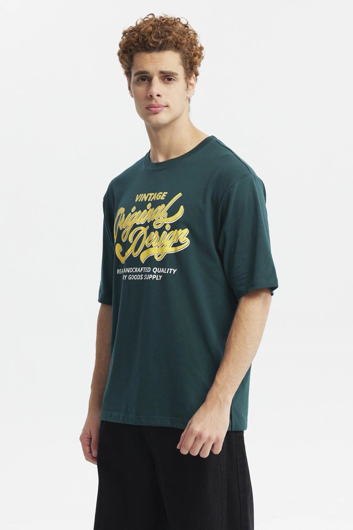 Polera juvenil verde con diseño vintage amarillo al frente texto Original Design estilo gráfico retro