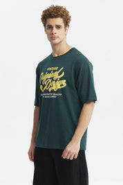 Polera juvenil verde con diseño vintage amarillo al frente texto Original Design estilo gráfico retro