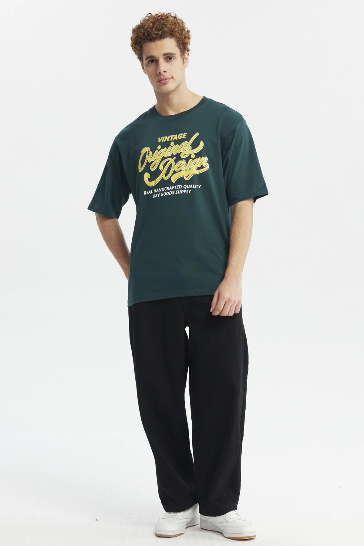 Polera juvenil verde con diseño vintage amarillo al frente texto Original Design estilo gráfico retro