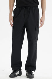 Pantalón cargo negro para hombre con bolsillos grandes a los lados diseño funcional sin estampa visible