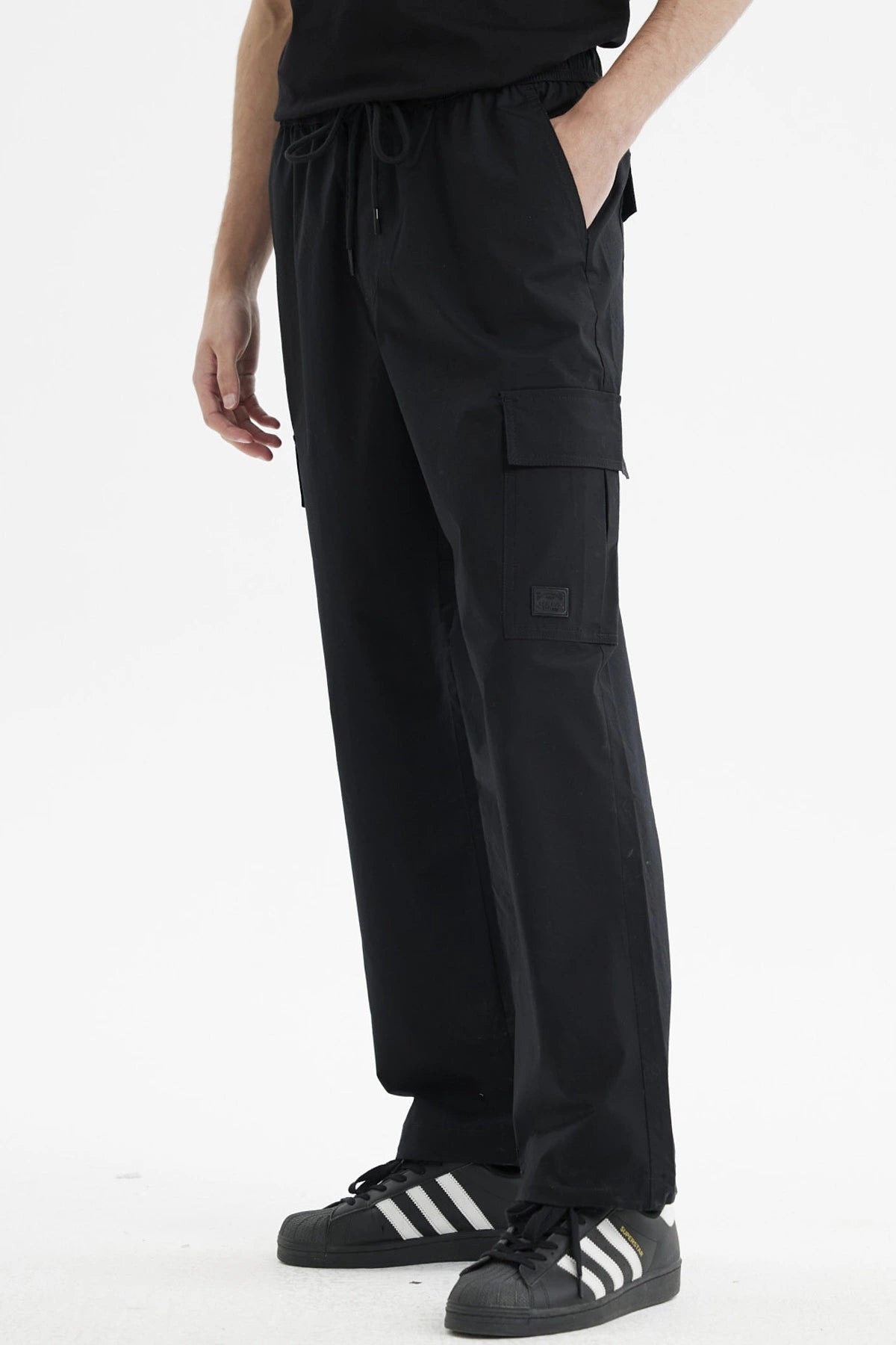 Pantalón cargo negro para hombre con bolsillos grandes a los lados diseño funcional sin estampa visible