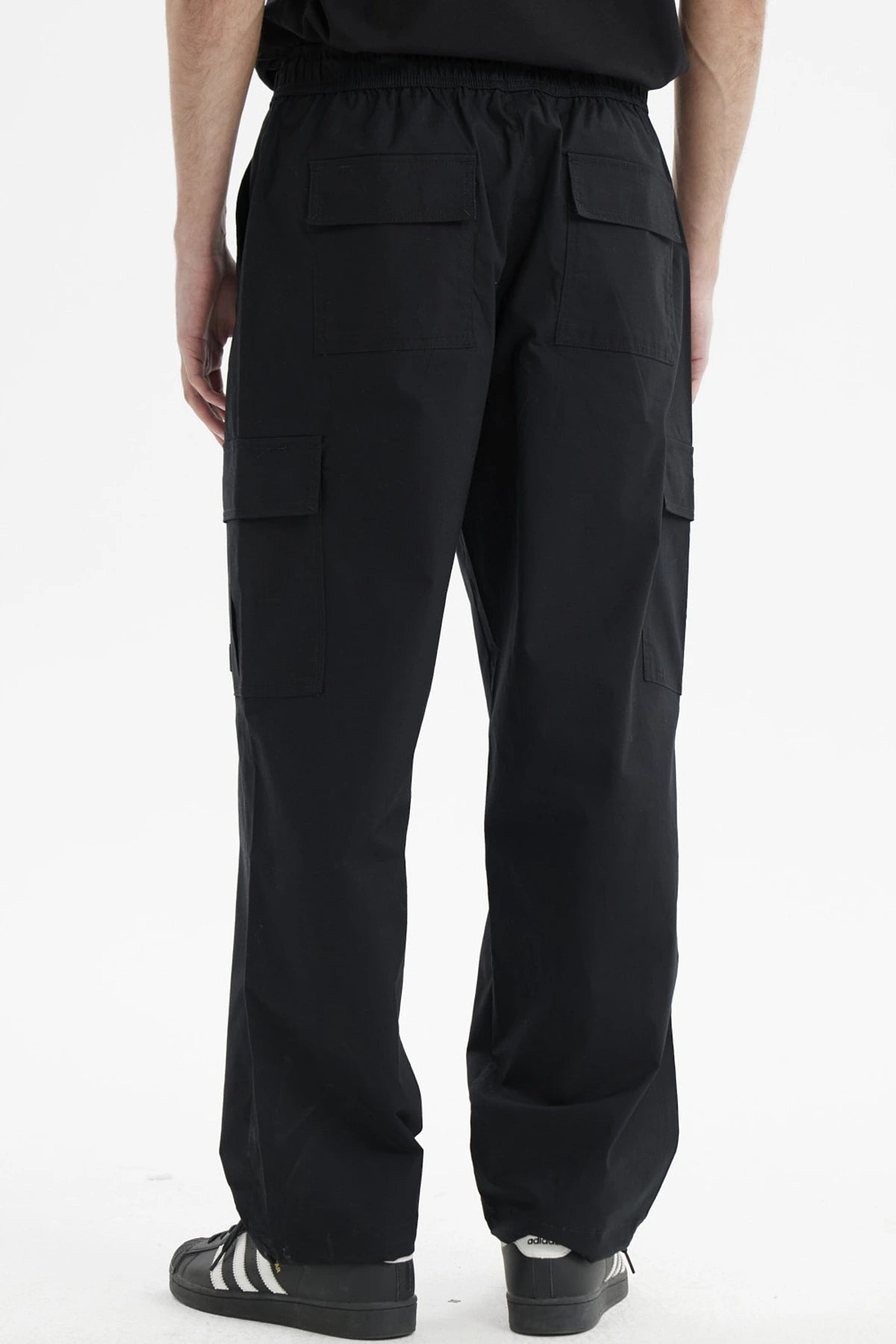 Pantalón cargo negro para hombre con bolsillos grandes a los lados diseño funcional sin estampa visible