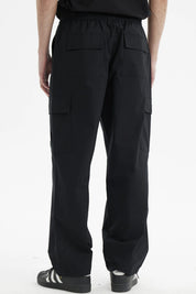 Pantalón cargo negro para hombre con bolsillos grandes a los lados diseño funcional sin estampa visible