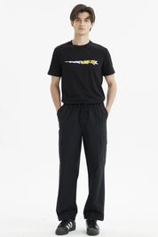 Pantalón cargo negro para hombre con bolsillos grandes a los lados diseño funcional sin estampa visible