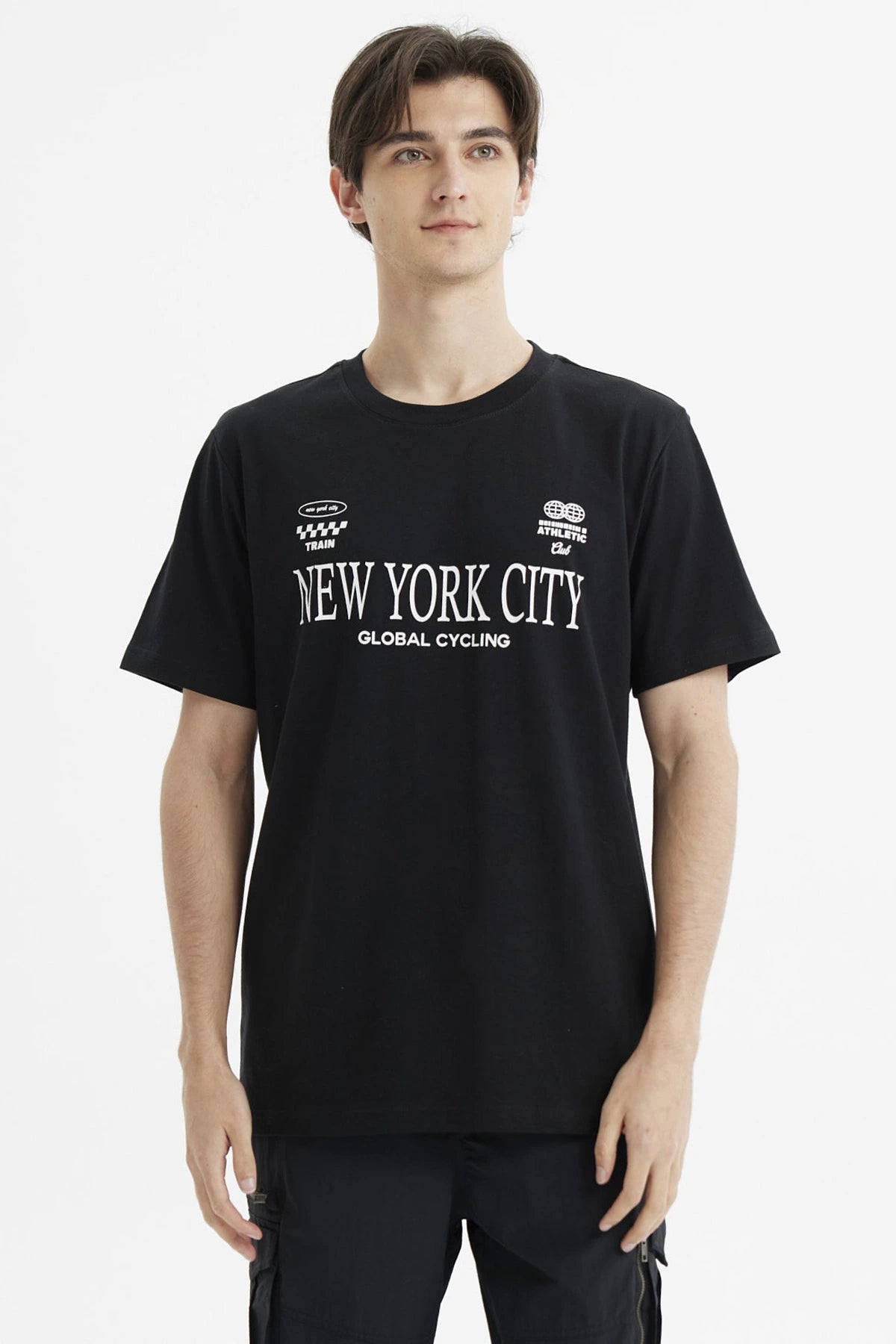 Polera negra de hombre con estampa frontal de texto New York City Global Cycling estilo casual urbano