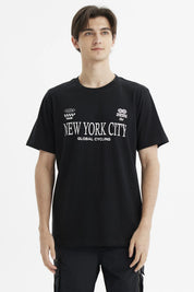 Polera negra de hombre con estampa frontal de texto New York City Global Cycling estilo casual urbano