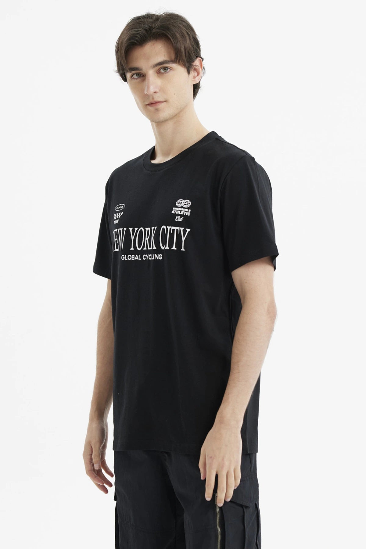 Polera negra de hombre con estampa frontal de texto New York City Global Cycling estilo casual urbano