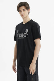 Polera negra de hombre con estampa frontal de texto New York City Global Cycling estilo casual urbano