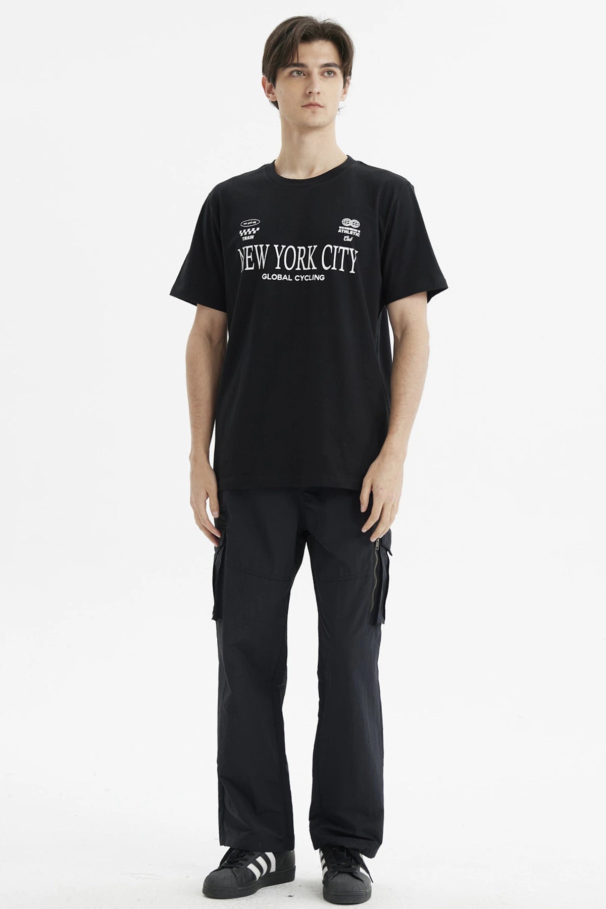 Polera negra de hombre con estampa frontal de texto New York City Global Cycling estilo casual urbano
