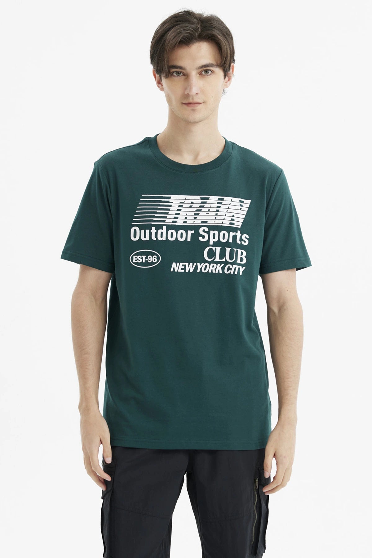 Polera hombre regular fit verde oscuro con estampado frontal de texto Train Outdoor Sports Club New York City en blanco