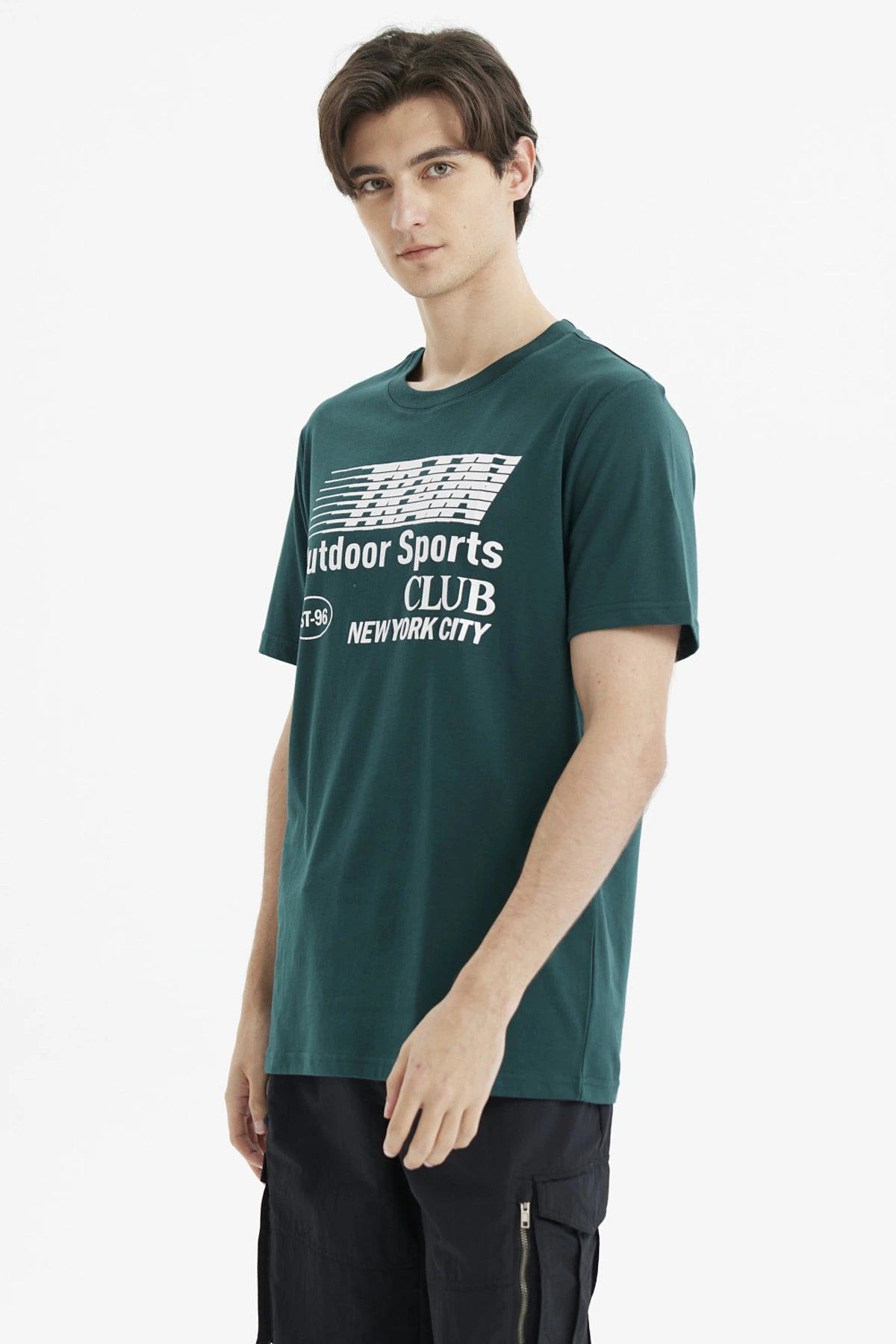 Polera hombre regular fit verde oscuro con estampado frontal de texto Train Outdoor Sports Club New York City en blanco