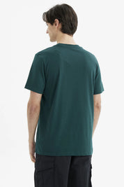Polera hombre regular fit verde oscuro con estampado frontal de texto Train Outdoor Sports Club New York City en blanco