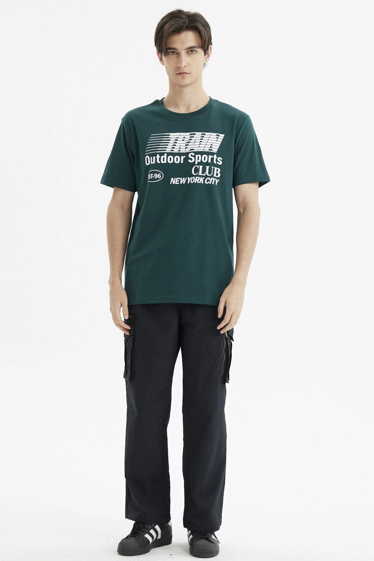 Polera hombre regular fit verde oscuro con estampado frontal de texto Train Outdoor Sports Club New York City en blanco