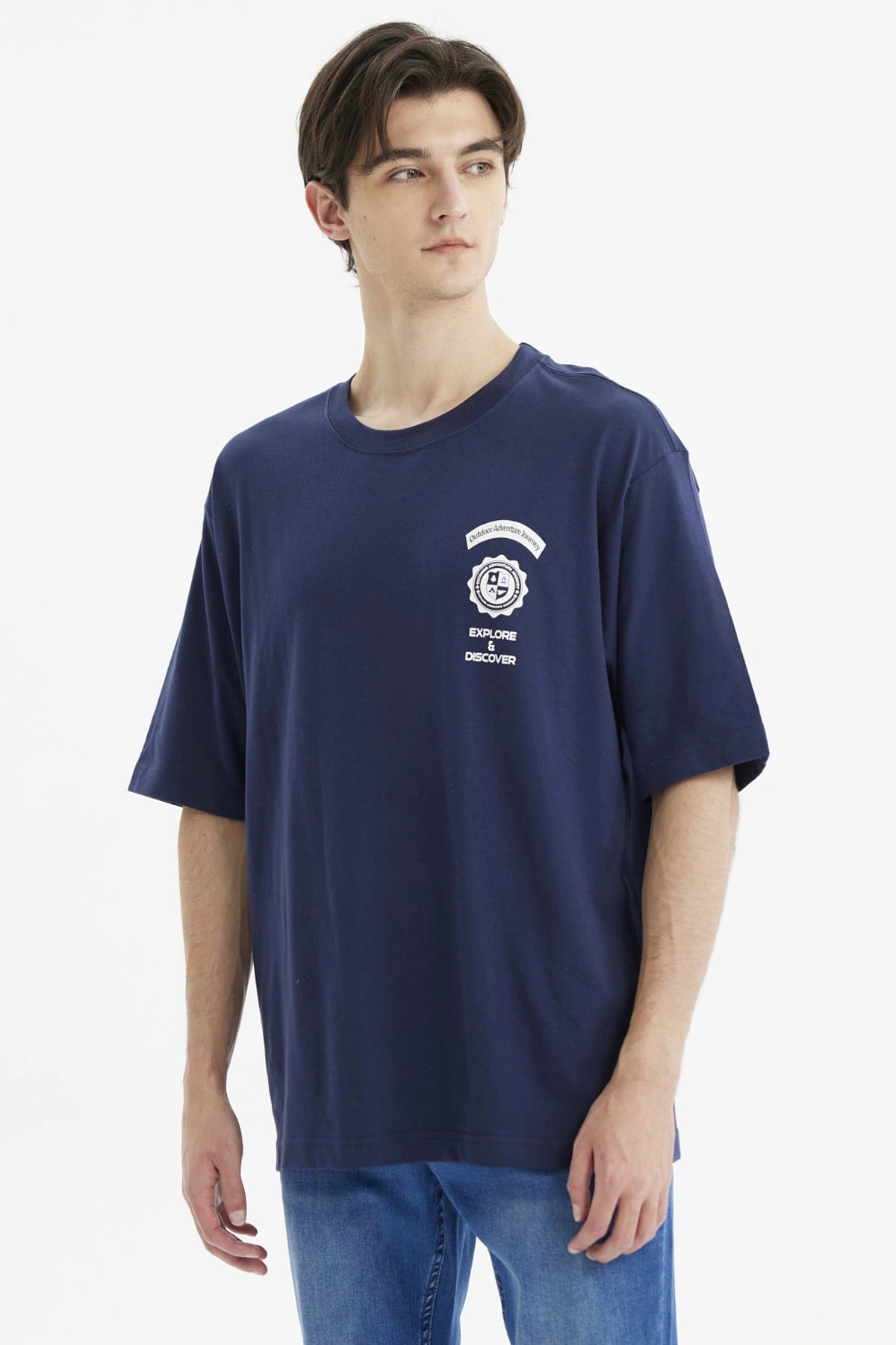 Polera oversize azul para hombre con estampa en el pecho de texto 'Outdoor Adventure Journey' y logo pequeño