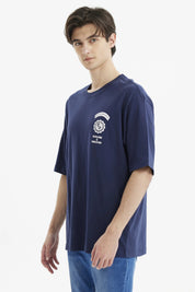 Polera oversize azul para hombre con estampa en el pecho de texto 'Outdoor Adventure Journey' y logo pequeño