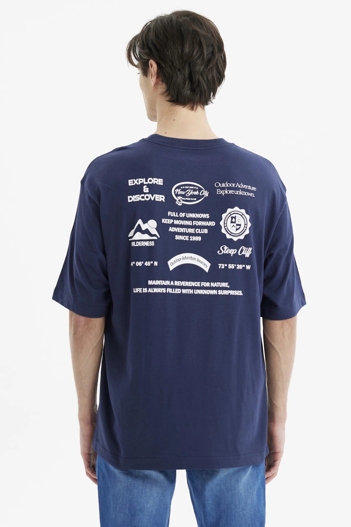 Polera oversize azul para hombre con estampa en el pecho de texto 'Outdoor Adventure Journey' y logo pequeño
