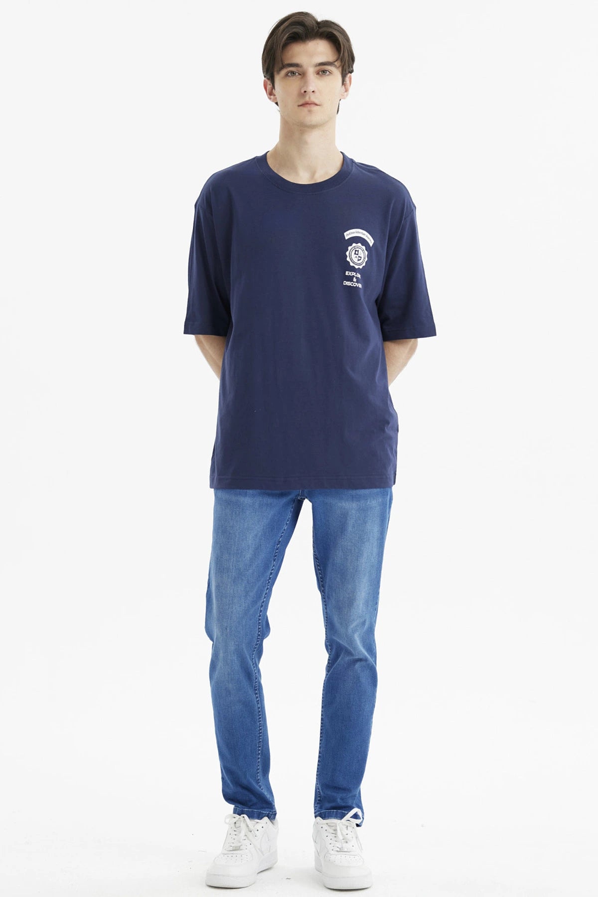 Polera oversize azul para hombre con estampa en el pecho de texto 'Outdoor Adventure Journey' y logo pequeño