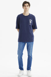 Polera oversize azul para hombre con estampa en el pecho de texto 'Outdoor Adventure Journey' y logo pequeño