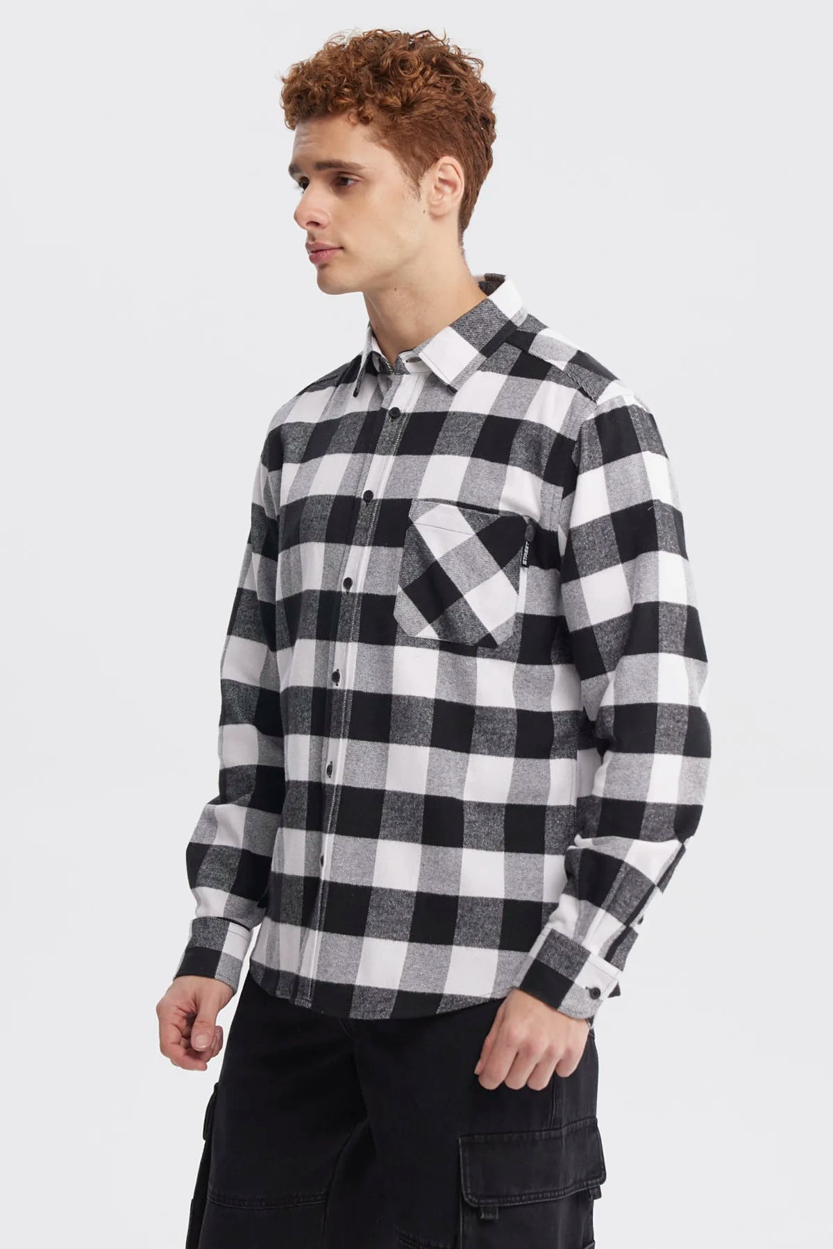 Camisa de hombre slim negra con diseño de cuadros grandes en blanco y negro estilo casual moderno