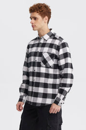 Camisa de hombre slim negra con diseño de cuadros grandes en blanco y negro estilo casual moderno
