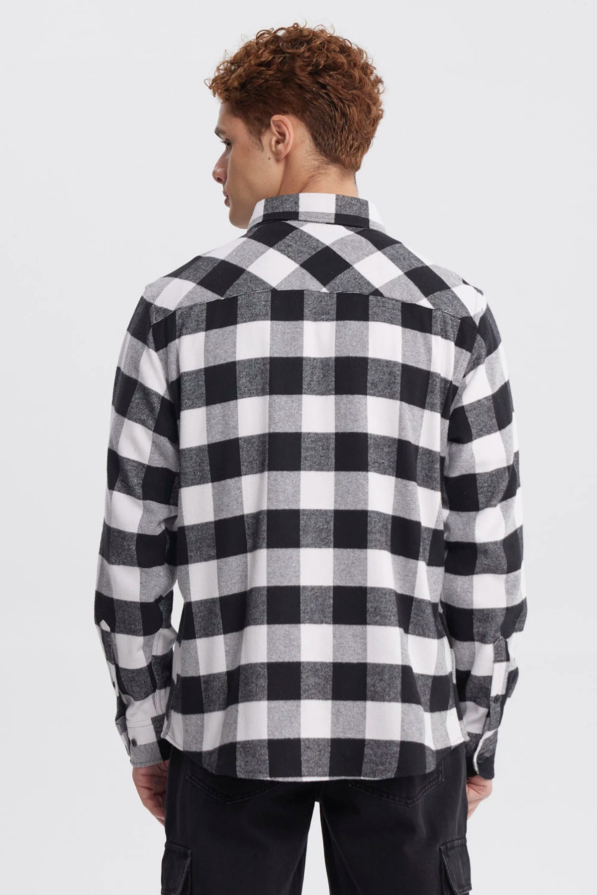 Camisa de hombre slim negra con diseño de cuadros grandes en blanco y negro estilo casual moderno