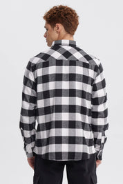 Camisa de hombre slim negra con diseño de cuadros grandes en blanco y negro estilo casual moderno