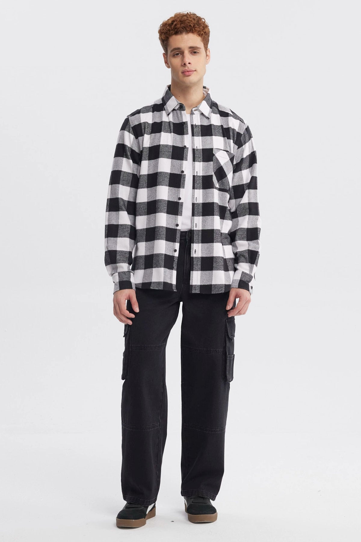 Camisa de hombre slim negra con diseño de cuadros grandes en blanco y negro estilo casual moderno