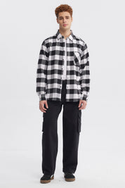 Camisa de hombre slim negra con diseño de cuadros grandes en blanco y negro estilo casual moderno